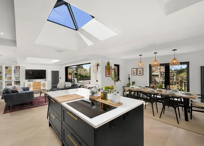 Luxury 5 Bedroom Victorian Home With Hot Tub