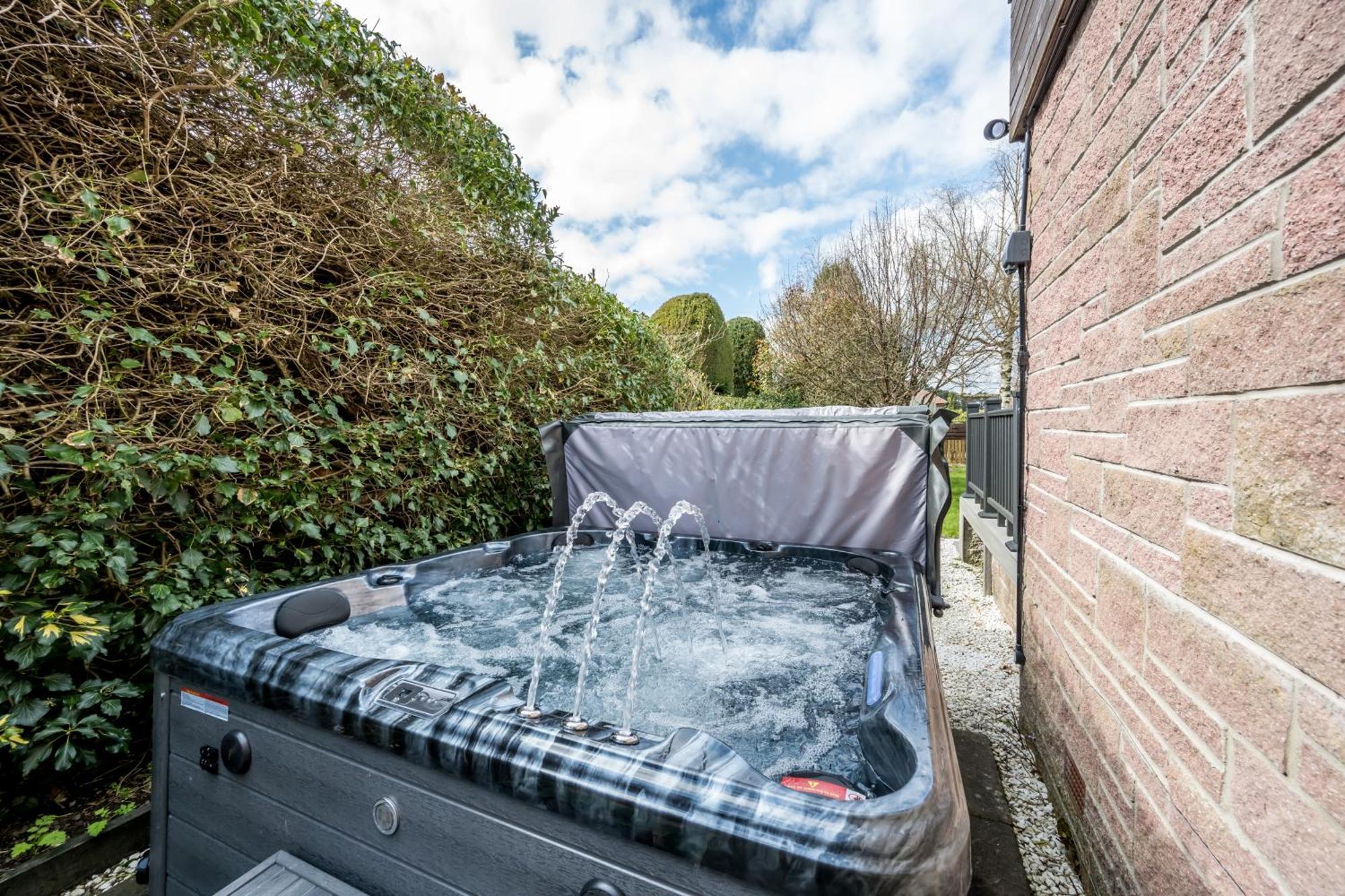 Holiday home Luxury 5 Bedroom Victorian With Hot Tub *